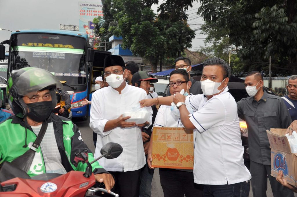 Tedy Rusmawan : PWI Kota Bandung Berbagi Makan Gratis, Bisa Jadi Contoh Organisasi Lain