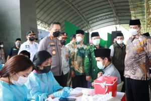 Polresta Bandung Bersama Kemenag dan NU Gelar Sejuta Vaksin Booster di Kabupaten Bandung