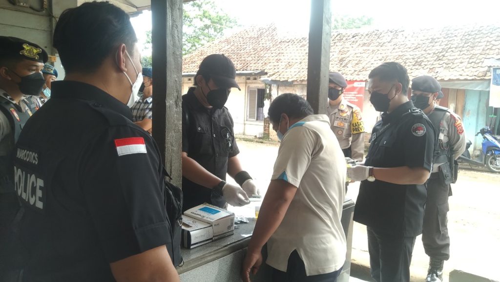 Jelang Arus Mudik, Polres Purwakarta Cek Urine para Sopir Bus AKAP