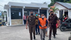 Kejari Samosir Tahan Tersangka Korupsi Pengelolaan Jasa Pelabuhan Simanindo