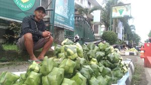 Pedagang Anyaman Ketupat Lebaran Mulai Menjamur di Purwakarta