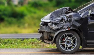 Mini Bus Tubruk Tiga Motor yang Terparkir, Polisi Ungkap Kronologinya
