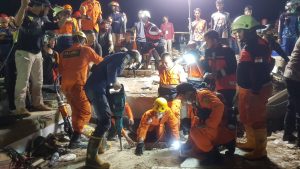 Minimarket Tiba-tiba Runtuh hingga Rata dengan Tanah, 12 Orang Selamat, Satu Meningga Dunia