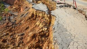 Longsor Menerjang Jalan Pengkolan Nangka Cisaranten Cikadu Cianjur