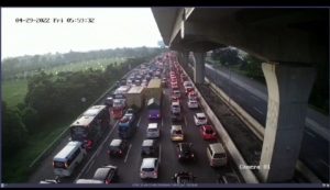 Kepadatan Kendaraan Terjadi di Tol Jakarta-Cikampek, Didominasi Kendaraan Pemudik