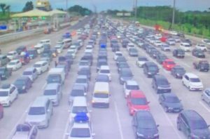 Tol Padalarang Mulai Dipadati Kendaraan Yang Hendak Keluar Dari Bandung