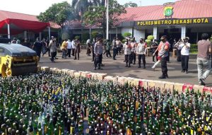 Jelang Ramadhan, Polres Metro Bekasi Kota Musnahkan Ribuan Botol Miras hingga Ganja