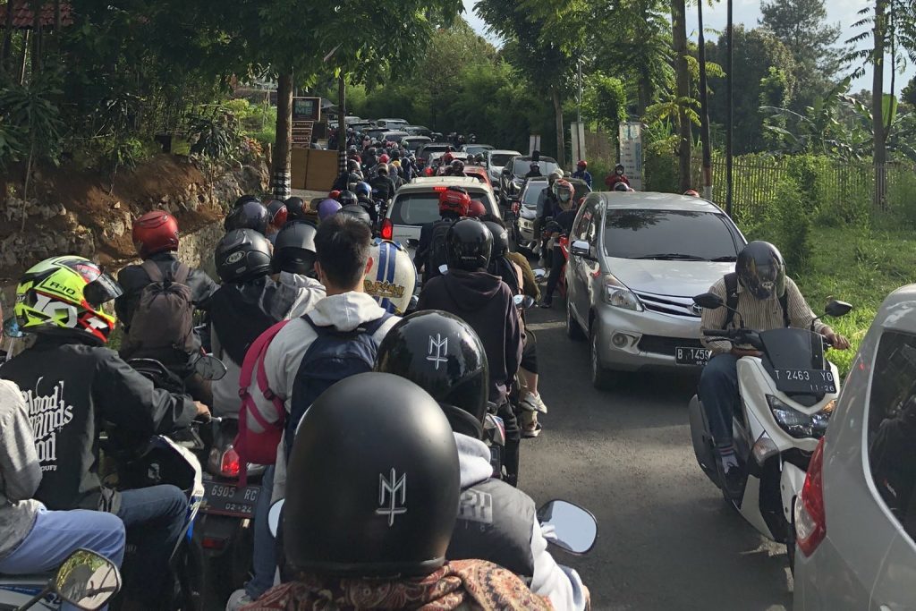 Macet Parah Terjadi di Jalan Bandung-Cianjur, Antrean Kendaraan ‘Mengular’ Sampe 2 Kilometer
