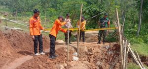 Jalan Penghubung Antar Kecamatan di Purwakarta Terputus Gegara Pergeseran Tanah