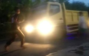 Duh! di Jalan Raya Cibeber Cianjur Hadang Truk yang Melaju Kencang