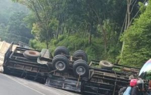 Ini Penyebab Truk Tronton Terguling di Gentong Tasikmalaya, Ternyata…