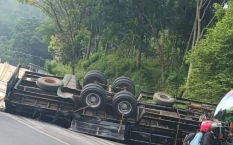 Ini Penyebab Truk Tronton Terguling di Gentong Tasikmalaya, Ternyata…
