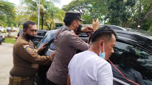 Ketika Polisi Purwakarta Bantu Pemudik Yang Kesulitan di Tol Cipularang