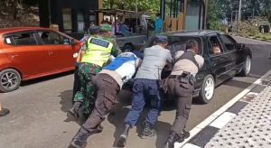 Libur Lebaran, Polres Purwakarta Bantu Dorong Mobil Mogok di Kawasan Jatiluhur