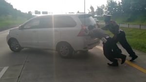 Personel Polres Purwakarta Bantu Dorong Mobil Pemudik Yang Mogok di Tol Cipali