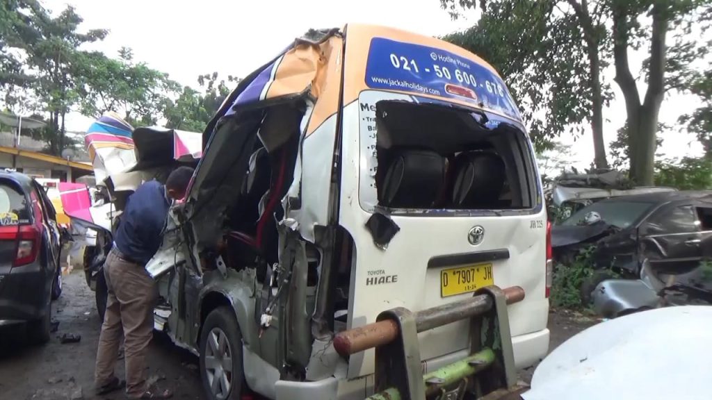 Travel Tubruk Truk di Tol Cipularang, Dua Orang Penumpang Tewas