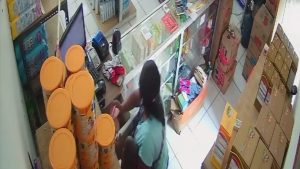 Terekam CCTV, Seorang Emak-Emak di Purwakarta Mengutil di Toko Perlengkapan