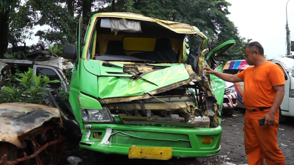 Diduga Sopir Mengantuk, Sebuah Tronton Tabrak Truk yang Terparkir