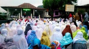 Ratusan Jemaah Aboge Laksanakan Salat Idul Fitri Hari Ini di Mesjid Raden Sayyid Kuning