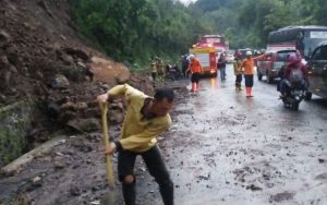 Jalur Utama Garut-Bandung Diterjang Longsor, Tanah dan Batu Tutup Jalan