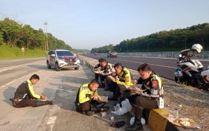 Momen Polisi di Purwakarta Makan di Pinggir Jalan Sebelum Amankan Arus Mudik