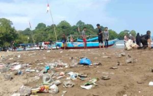 Pasca Libur Lebaran, Sampah Jadi Masalah Serius di Pantai Pangandaran