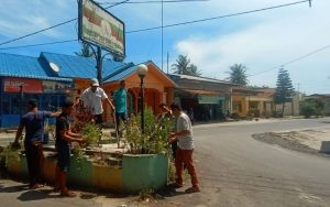 Kades Lidah Tanah Pakai Uang Pribadi untuk Perindah Taman Simpang Tiga