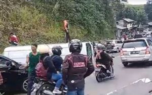 Duh! Mobil Travel Terguling di Tanjakan Emen, Begini Kondisinya