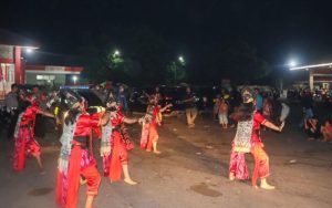 Polresta Cirebon Hibur Pemudik Arus Balik dengan Tampilan Tari Topeng