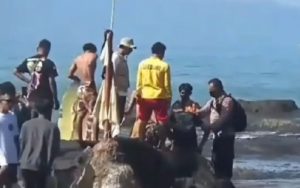 Duh! Dihantam Ombak saat Hendak Selfie, Seorang Wisatawan Nyaris Tenggelam Pantai Karanghawu Sukabumi