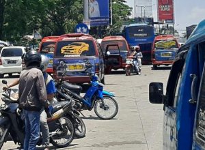 Tukang Ojek di Bogor Raup Cuan Jadi Pemandu Jalan Alternatif Dadakan