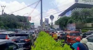 Puncak Bogor Dipadati Wisatawan, Polisi Lakukan One Way dan Ganjil Genap