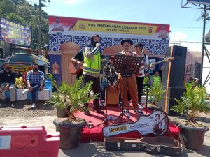 Polwan Polres Cianjur Hibur Pemudik Dengan Bernyanyi Di Jalur Puncak