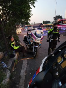 Kisah Menarik, Perjuangan Seorang Polisi Mengawal Jalannya Arus Balik Hingga Beristirahat Dipinggir Jalan