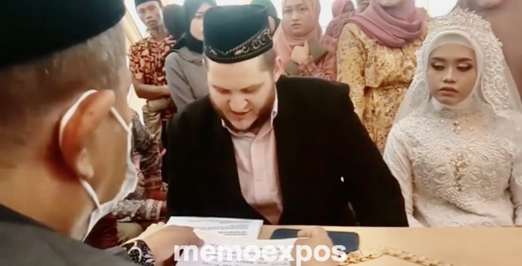 Demi Menikahi Gadis Jombang, Bule Amerika Rela Masuk Islam Lalu Ganti Nama