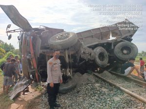 Kereta Api Tabrak Dump Truk di Serdang Bedagai
