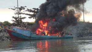 Sandar di Dermaga Wijayapura, 10 Kapal Malah Terbakar, Warga Turut Dievakuasi