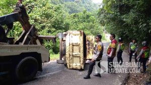 Truk Pengangkut Wisatawan Terguling di Cisarakan Sukabumi, 5 Orang Alami Luka