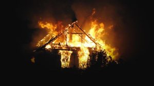 Puluhan Rumah Dibakar, Ratusan Warga Mengungsi ke Pos TNI