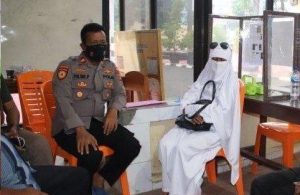 FAKTA Wanita Misterius Berpakaian Serba Putih yang Mendatangi Rumah Warga