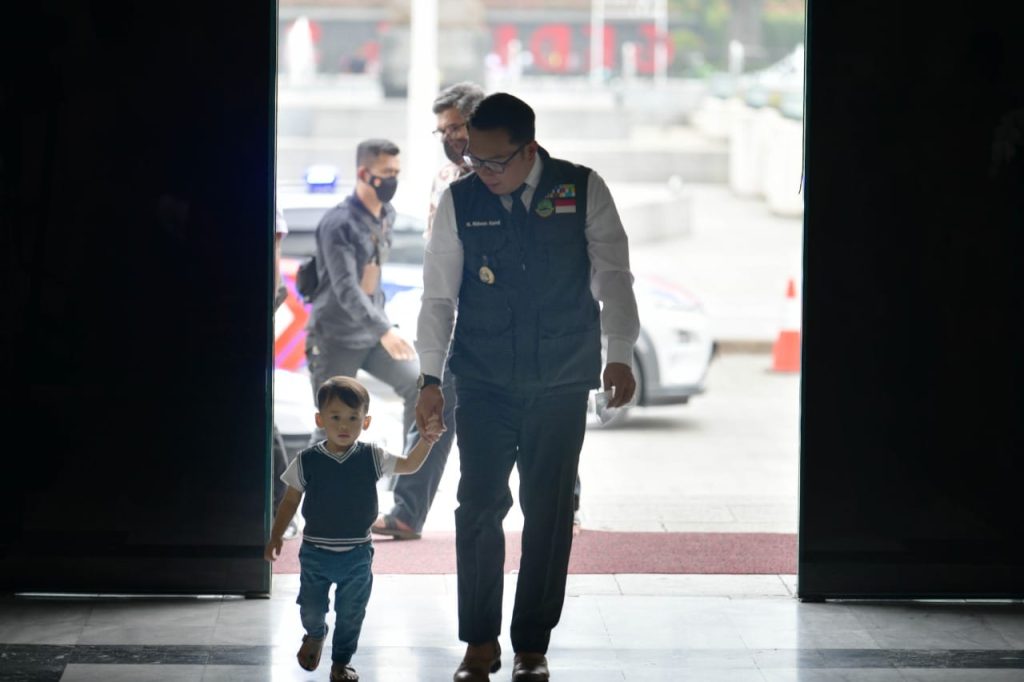 Kembali Berdinas, Emil Datang Bersama Putra Bungsunya
