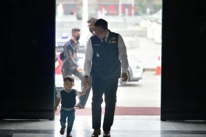 Kembali Berdinas, Emil Datang Bersama Putra Bungsunya