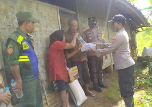 Sasar Lansia, HUT Bayangkara ke-76 Polsek Sukanagara Polres Cianjur Salurkan Sembako