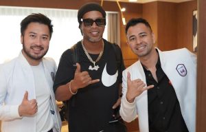Momen Ketika Ronaldinho Dijemput Rafi Ahmad di Bandara Soetta