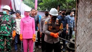 Polres Cirebon Kota Bedah Tujuh Rumah Tidak Layak Huni