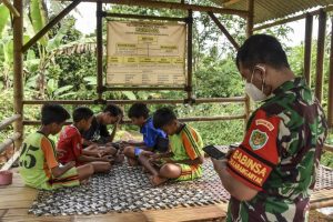 Warga Ciamis Masih Kesulitan Akses Internet, Terpaksa Manfaatkan Wifi Gratis di Pos Ronda