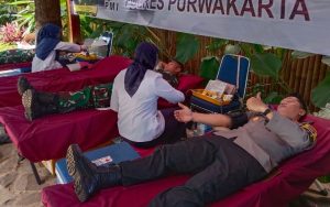 Bakti Kesehatan Polres Purwakarta di HUT Bhayangkara Ke-76, Aparat Donor Darah