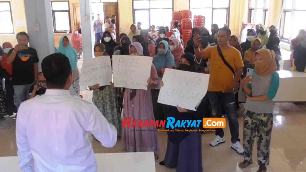 Usut Kejelasan Kasus Pencabulan Anak, Kantor Desa Cicapar Ciamis Digeruduk Emak-emak