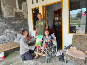 Sambut Hut Bhayangkara Ke-76, Polisi di Purwakarta Bagikan Beras