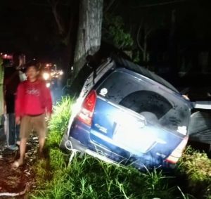 Sebuah Mobil Masuk Parit dan Hantam Pohon Besar di Cipanas Cianjur